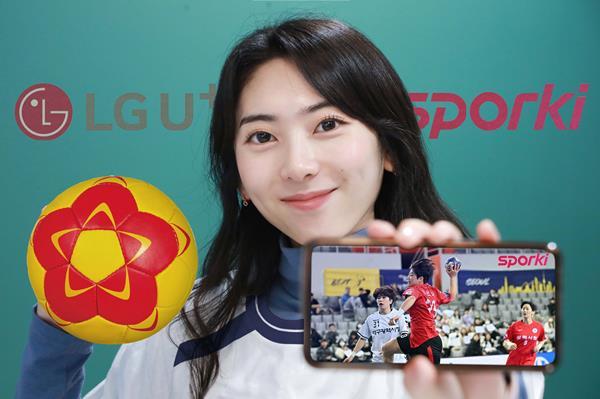 LG유플러스의 통합 스포츠 커뮤니티 플랫폼인 ‘스포키’가 스포츠 팬 고객의 경험을 혁신하기 위해 야구·농구·배구에 이어 국내 핸드볼 리그 생중계 서비스를 시작했다고 13일 밝혔다. 사진은 LG유플러스 임직원이 스포키에서 H리그 중계를 소개하는 모습. ⓒ 파이낸셜데일리 / LG유플러스