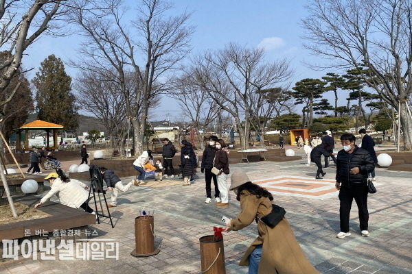 설 연휴기간 동궁원에서 방문객들이 민속체험 놀이를 즐기고 있다. ⓒ파이낸셜데일리/경주시