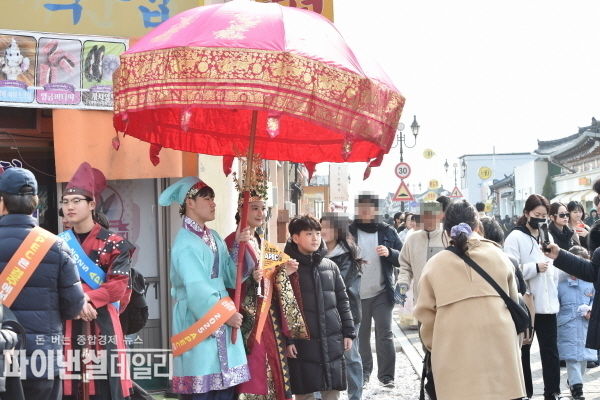 다양한 문화행사도 이목을 끌기에 충분했다. 동궁원에서는 이틀 간 대금산조공연과 제기차기, 윷놀이, 투호 등의 민속놀이 체험을 제공했다.ⓒ파이낸셜데일리/경주시