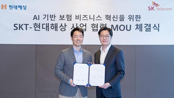 현대해상은 SK텔레콤과 AI기술을 활용해 보험 비즈니스 혁신을 공동으로 추진하기 위한 MOU를 체결 했다고 15일 밝혔다. 현대해상 정경선 CSO(왼쪽)과 SKT 유경상 CSO(오른쪽)이 기념 촬영을 하고 있다. ⓒ 파이낸셜데일리 / 현대해상