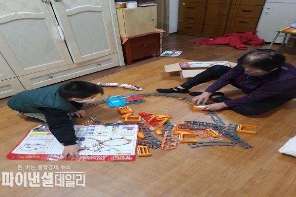 맞벌이 등 양육공백이 발생한 가정에 아이돌보미를 1:1 파견하는 아이돌봄서비스를 추진ⓒ파이낸셜데일리/성주군