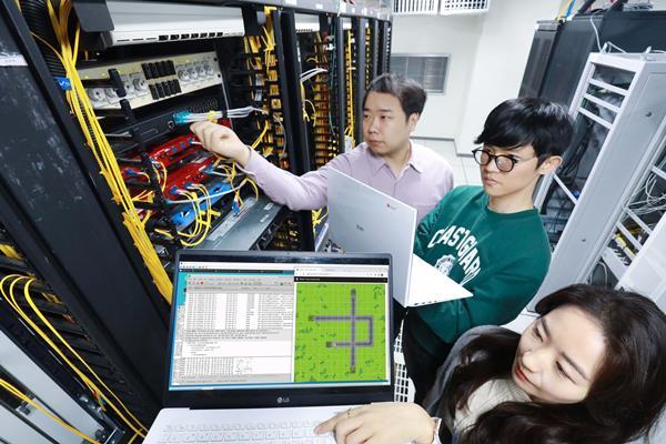 LG유플러스는 통신장비 제조업체인 에릭슨엘지와 손잡고 차세대소프트웨어 플랫폼 기술 검증을 완료하고 이를 활용해 5G 생태계 조성에 앞장선다고 15일 밝혔다. 사진은 LG유플러스임직원들이 API 형태로 구성한 5G 네트워크를 활용해 시연하는모습. ⓒ 파이낸셜데일리 / LG유플러스