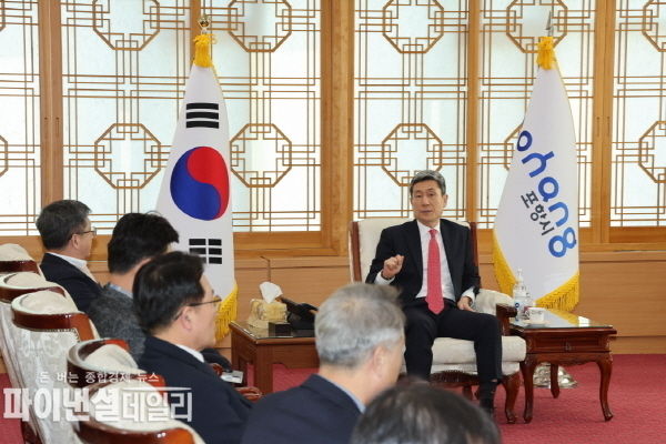 이강덕 포항시장이 13일 간부회의를 통해 핵심 현안 사업 추진에 속도를 더 해 줄 것을 강조ⓒ파이낸셜데일리/포항시
