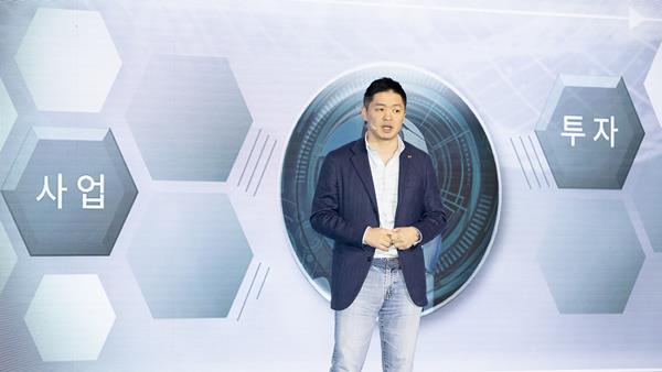 최성환 SK네트웍스 사업총괄 사장이 AGM 현장에서 오프닝 스피치를 진행하는 모습. ⓒ 파이낸셜데일리 / SK네트웍스