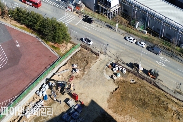 달성 화석박물관 건립공사 현장 비산먼지 저감시설인 세륜시설 및 살수차 사용을 하지않아 주변도로는 분칠을 한것같다 ⓒ 파이낸셜데일리/ 박미화 기자