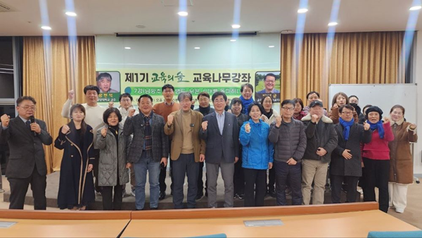 방현석 교수 강연 후 참석자 기념 촬영 모습(왼쪽 네 번째부터 박석균 대표, 방 작가, 성기선 원장, 최민희 전 위원장). ⓒ 파이낸셜데일리 / 교육의숲