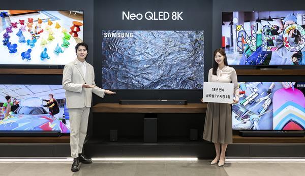 삼성전자 모델이 18년 연속 글로벌 TV 시장 1위를 달성한 삼성전자의 TV 제품들을 선보이고 있다. ⓒ 파이낸셜데일리 / 삼성전자