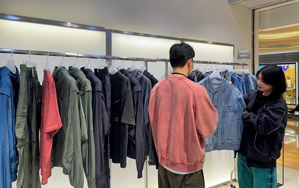 LF 일꼬르소 롯데월드몰 팝업스토어 현장에서 제품을 보고 있는 모습. ⓒ 파이낸셜데일리 / LF
