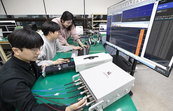 KT, 이노와이어리스 네트워크 전문가가 5G와 LTE를 동시 서비스 가능한 스몰 셀 성능을 확인하고 있다. ⓒ 파이낸셜데일리 / KT
