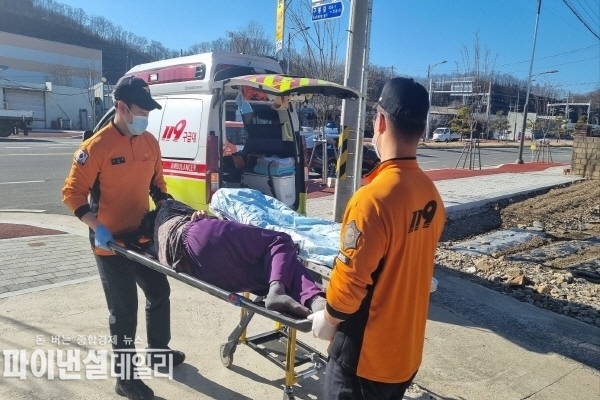 구급대에 의해 인근 병원 응급실로 이송된 어르신은 골반 쪽 뼈가 복합 골절 ⓒ파이낸셜데일리/의성군
