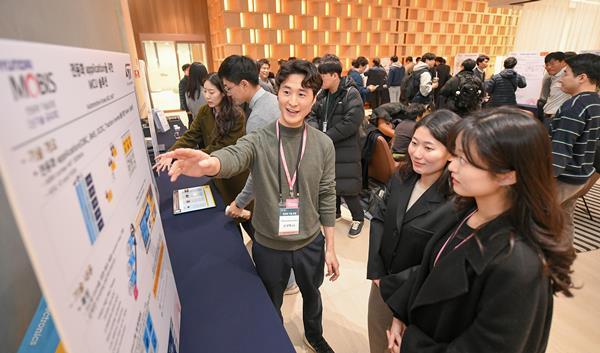 현대모비스가 지난 20일 경기도 의왕 전동화 연구소에서 산-학-연 합동 ‘전동화 기술 포럼’을 개최했다. 차량 전동화 분야 기술협력 생태계 구축을 위한 이 자리에는 대학과 연구기관, 혁신기술을 보유한 전문사 등 230여명이 참석하며 큰 호응을 얻었다. . 사진은 현대모비스 전동화 기술포럼 현장. ⓒ 파이낸셜데일리 / 현대모비스