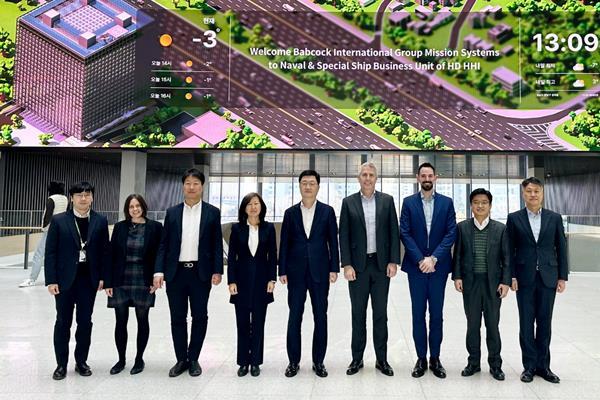 HD현대중공업 주원호 특수선사업대표(왼쪽 다섯 번째)와 밥콕 미션시스템 사업 닐 마이젤 최고기업업무책임자(오른쪽 네 번째) 등 양사 관계자들이 최근 경기도 성남의 HD현대 글로벌R&D센터에서 협력 방안을 논의했다. ⓒ 파이낸셜데일리 / HD현대중공업