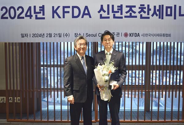 21일 열린 한국식자재유통협회 신년 세미나에서 정문목 동원홈푸드 대표(오른쪽)가 2023년 농림축산식품부 장관 표창을 받고 양송화 한국식자재유통협회장(왼쪽)과 기념 촬영을 하고 있다. ⓒ 파이낸셜데일리 / 동원홈푸드