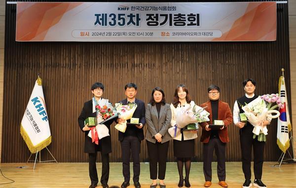 22일 열린 ‘한국건강기능식품협회 제35차 정기총회’에서 식약처장상 표창 수상자들이 기념촬영에 임하고 있다. 왼쪽부터 한국기능식품연구원 정재영 과장, ㈜신우코퍼레이션 박신재 대표, 식품의약품안전처 방성연 과장, ㈜디에스엠뉴트리션코리아 정은지 대표,㈜엔에스쇼핑 김진태 부장, 한국건강기능식품협회 이유찬 팀장. ⓒ 파이낸셜데일리 / 한국건강기능식품협회