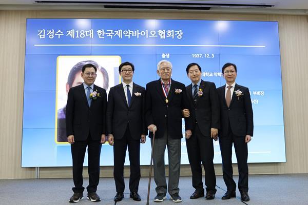 제5회 약업대상 시상식 장면. 왼쪽부터 최광훈 대한약사회장, 노연홍 한국제약바이오협회장, 김정수 전 보건사회부 장관, 박호영 한국의약품유통협회장, 윤성태 한국제약바이오협회 이사장. ⓒ 파이낸셜데일리 / 제약바이오협회