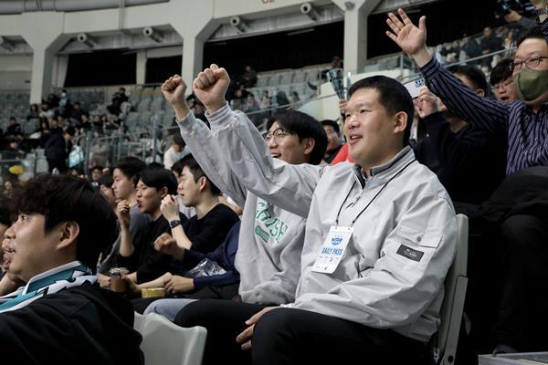 GS건설 허윤홍 대표(사진 두번째줄 오른쪽 첫번째)가 21일 퇴근 후 임직원들과 배구경기관람을 함께하고 있다. ⓒ 파이낸셜데일리 / GS건설