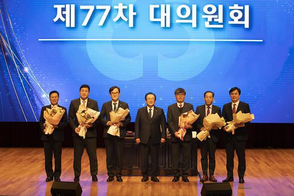김인 새마을금고중앙회장(중앙)이 제77차 새마을금고중앙회 대의원회에서 상근이사 및 금고 이사장인 이사 선출자들과 기념촬영을 하고 있다. (우측부터) 임진우 신용공제대표이사, 최훈 지도이사, 황길현 전무이사, 김인 새마을금고중앙회장, 이상화 이사, 박무완 이사, 성성식 이사. ⓒ 파이낸셜데일리 / 새마을금고