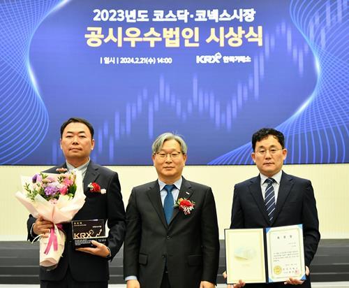 제이브이엠 경영관리본부 박성진 이사(왼쪽)와 박진홍 프로(오른쪽)이 한국거래소 홍순욱 코스닥시장본부장과 함께 ‘종합평가 우수법인’ 수상 후 기념촬영을 하고 있다. ⓒ 파이낸셜데일리 / 한미사이언스