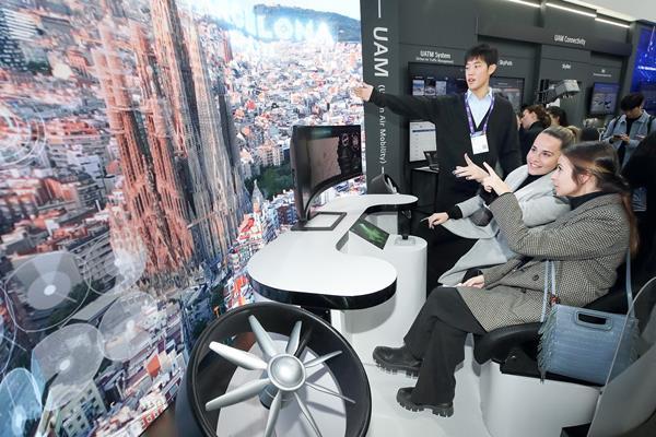 MWC 2024 KT 전시장을 찾은 관람객들이 UAM 서비스를 체험하고 있다. ⓒ 파이낸셜데일리 / KT