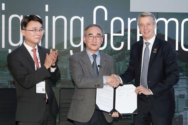 26일(현지시간) 스페인 바로셀로나 MWC 2024 전시장에서 (왼쪽부터)과학기술정보통신부 류제명 네트워크정책실장, KT 김영섭 대표, GSMA 마츠 그란리드 사무총장이 M360 APAC 서울 개최를 위한 계약 체결 후 기념촬영을 하고 있다. ⓒ 파이낸셜데일리 / KT