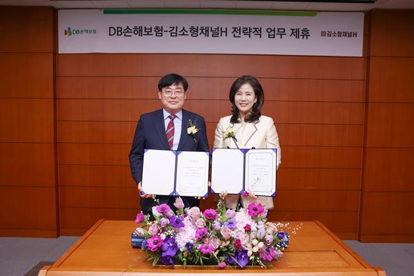 지난 6일 서울시 강남구 DB금융센터에서 DB손해보험 강경준 부문장(왼쪽)과 채널에이치네트워크 김소형 대표가 업무협약을 맺고 기념촬영을 하고 있다. ⓒ 파이낸셜데일리 / DB손해보험