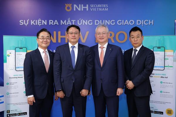 (왼쪽부터) NH투자증권 Global사업본부 김홍욱 대표, 베트남 현지법인(NHSV) 김종석 법인장, 정영채 NH투자증권 대표이사, NH투자증권 WM Digital사업부 정중락 총괄대표가 26일(현지시간) 오후 베트남 하노이에서 열린 MTS 론칭행사에서 기념촬영하고 있다. ⓒ 파이낸셜데일리 / NH투자증권 