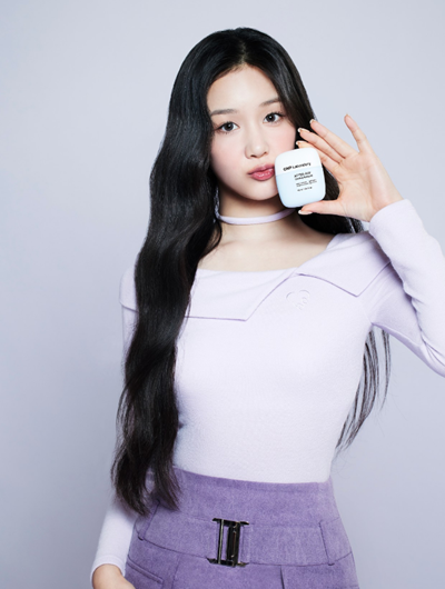 더마코스메틱 브랜드 CNP의 모델인 걸그룹 베이비몬스터 멤버 파리타가 '애프터-레이 쿨링 선퀴드'를 선보이고 있다.. ⓒ 파이낸셜데일리 / LG생활건강