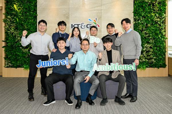 방경만 KT&G 수석부사장(앞줄 왼쪽 두 번째)과 차세대 리더 협의체 ‘상상주니어보드 3기’ 구성원이 해단식에서 기념사진을 촬영하는 모습. ⓒ 파이낸셜데일리 / KT&G