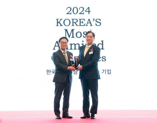 S-OIL 서정규 국내영업본부장(오른쪽)이 27일 열린 ‘2024 한국에서 가장 존경받는 기업’ 시상식에서 한국능률협회컨설팅(KMAC) 한수희 대표(왼쪽)와 기념 촬영을 하고 있다. ⓒ 파이낸셜데일리 / S-OIL