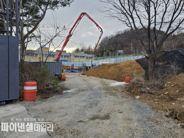 '영동종합E&C'(주)에서 시공하는 생활관 건설공사가 터파기를 시작으로 공사는 1층 시멘트 타설공사가 한창 진행중인 현장 ⓒ파이낸셜데일리/박미화 기자