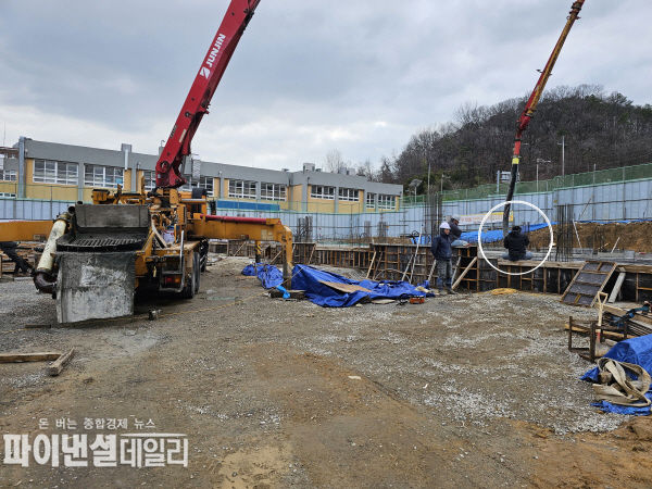 건설현장 우측 원안의 근로자 안전모 미착용 ⓒ파이낸셜데일리/박미화 기자