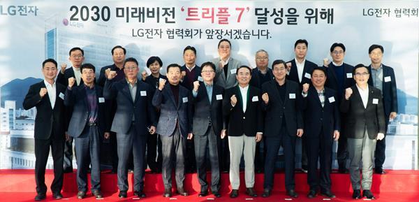 LG전자 글로벌오퍼레이션센터장 왕철민 부사장(아랫줄 왼쪽부터 다섯번째)과 협력사 대표들이 27일 창원 R&D센터에서 열린 'LG전자 협력사 정기총회'에 참석해 동반 성장과 상생 협력을 논의했다. (아랫줄 왼쪽부터) VS본부 협력회 회장 탑런토탈솔루션 박영근 대표, H&A본부 협력회 회장 진양 조영도 대표, H&A 구매담당 이재승 상무, 전사 협력회 부회장 이코리아산업 정태영 대표, LG전자 글로벌오퍼레이션센터장 왕철민 부사장, 전사 협력회 회장 미래코리아 한동권 대표, HE 구매담당 최승윤 상무, HE/BS 본부 협력회 회장 네오플라테크 이승원 대표, VS 구매담당 최성수 상무 (윗줄 왼쪽부터) LG전자 동반성장담당 김병수 담당, H&A본부 협력회 사무총장 상일코스템 하상채 대표, H&A 협력회 부회장 세영 박영숙 대표, 전사협력회 사무총장 신신사 최상기 대표, HE/BS 협력회 부회장 아비코전자 김창수 대표, HE/BS 협력회 사무총장 태성하이테크 민규현 대표, VS협력회 부회장 현우산업 문인식 대표, VS협력회 사무총장 우성엠엔피 박지홍 대표, 구매전략담당 김진호 담당. ⓒ 파이낸셜데일리 / LG전자