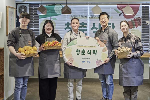 27일 봉천동에 위치한 청년공간 이음에서 허희수 SPC그룹 부사장(가운데)과 청년공간 이음 김효성 대표(우측 두번째)와 청년들이 우리 농산물 꾸러미를 만들고 기념촬영을 하고 있다. ⓒ 파이낸셜데일리 / SPC그룹