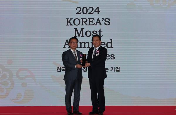 2024가장존경받는 기업 수상 (좌측 KMAC 한수희 대표, 우측 유한양행 이병만 부사장). ⓒ 파이낸셜데일리 / 유한양행