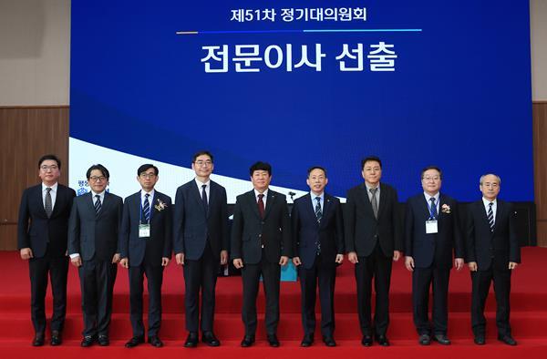 신협중앙회가 27일(수) 제51차 정기대의원회에서 신용·공제사업대표이사와 검사·감독이사를 비롯한 7명의 전문이사를 선임했다. (좌측부터) 김경수 전문이사(감사위원), 이원준 전문이사, 이희준 검사감독이사, 손성은 신용공제사업대표이사, 김윤식 신협중앙회장, 김철수 선거관리위원회 위원장, 김상현 전문이사(감사위원), 명순구 전문이사, 정두화 전문이사. ⓒ 파이낸셜데일리 / 신협중앙회