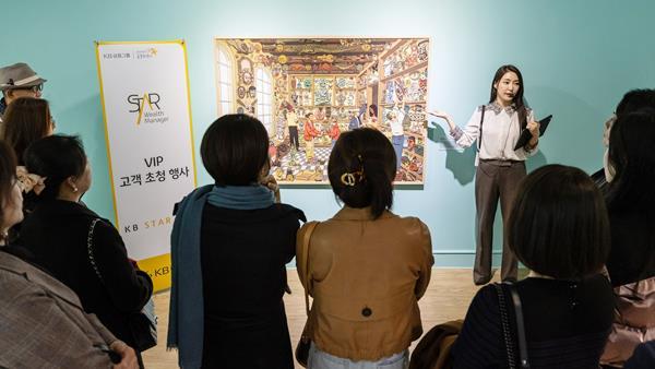 KB라이프생명 우수고객들이 이지안 전시해설가의 도슨트 투어를 듣고 있는 모습. ⓒ 파이낸셜데일리 / KB라이프생명