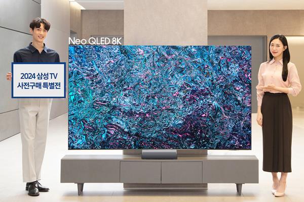 삼성전자 모델이 삼성스토어 대치점에서 2024형 Neo QLED 8K 85형 제품을 소개하고 있다. ⓒ 파이낸셜데일리 / 삼성전자