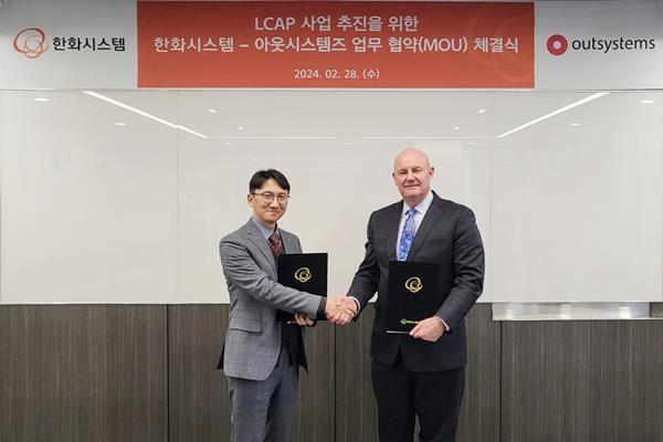 한화시스템과 아웃시스템즈가 LCAP 사업 추진을 위한 업무협약(MOU)을 체결했다. 사진 왼쪽 김윤수 한화시스템 밸류크리에이션 사업부 기술담당 상무, 오른쪽 마크 위저(Mark Weaser) 아웃시스템즈 아태지역 총괄대표. ⓒ 파이낸셜데일리 / 한화시스템