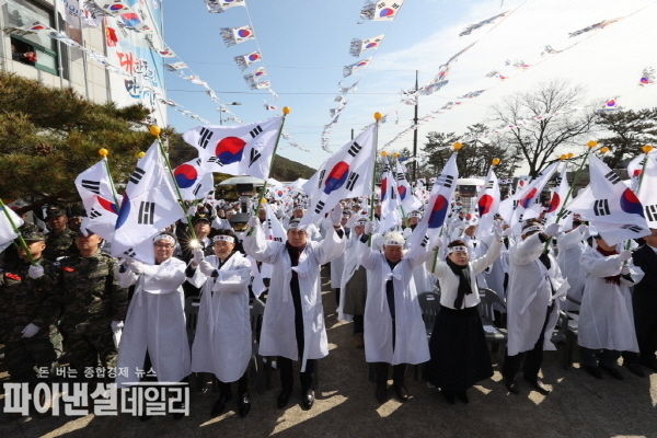 송라면 대전리에서 이강덕 포항시장을 비롯한 유족회, 보훈단체, 마을주민, 학생 등 400여 명이 참석한 가운데 ‘제105주년 3.1절 기념식’ⓒ파이낸셜데일리/포항시