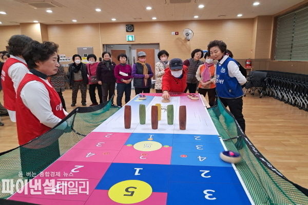 노인종합복지관에서 어르신들이 터링 프로그램을 즐기고 있다.ⓒ파이낸셜데일리/경주시
