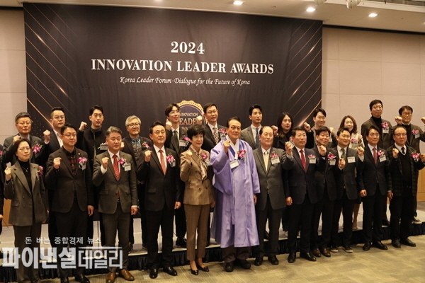 지난달 27일 FKI 타워 컨퍼런스센터에서 대한노인회 중앙회 주관으로 열린 2024년 혁신리더대상 시상식에서 주낙영 경주시장이 행정발전 및 지역사회공헌 부문에서 혁신리더 행정대상을 수상했다. ⓒ파이낸셜데일리/경주시