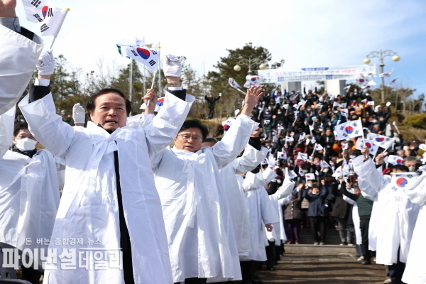 「제105주년 3‧1절」을 맞아 항일독립운동기념탑 참배와 제22회 갑진년 3·1독립만세운동 경북 시발지 기념식 행사 ⓒ파이낸셜데일리/의성군