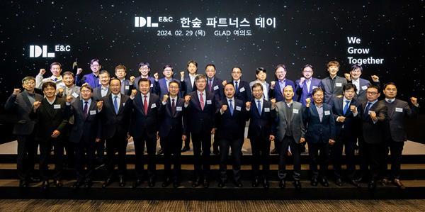 지난 2월 29일 서울 여의도 글래드호텔에서 열린 ‘한숲 파트너스 데이’ 행사에서 참석자들이 기념 촬영을 하고 있다. ⓒ 파이낸셜데일리 / DL이앤씨