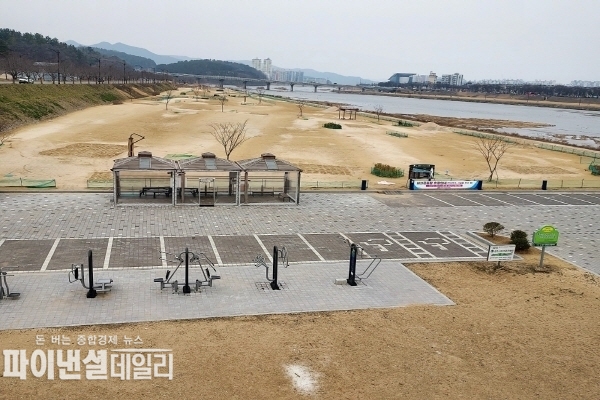 경주파크골프장과 알천파크골프장의 잔디 생육 및 시설물 유지보수를 위해 지난 3월 1일부터 4월 30일까지 2달 동안 휴장ⓒ파이낸셜데일리/경주시시설공단<br>
