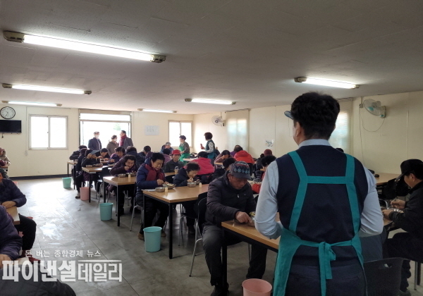 이달 4일부터 6일까지 사흘간 경산시사정동에 위치한 ‘보은의 집’에서 무료급식 봉사 ⓒ파이낸셜데일리/경산시
