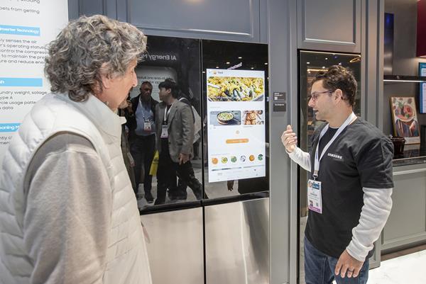 CES 2024가 열리고 있는 미국 라스베이거스 컨벤션 센터 삼성전자 전시관에서 관람객들이 '비스포크 냉장고 패밀리허브 플러스'를 구경하고 있다. ⓒ 파이낸셜데일리 / 삼성전자