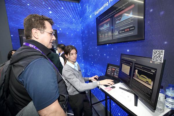 MWC 2024 KT 전시부스에서 직원이 관람객에게 엔지니어링 플랫폼 서비스를 소개하고 있다. ⓒ 파이낸셜데일리 / KT