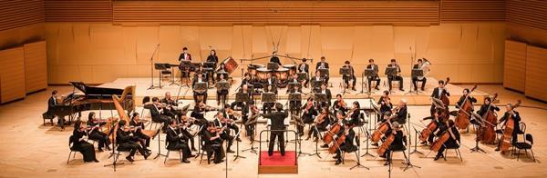 지난 2월 25일 경기도 성남아트센터 콘서트홀에서 열린 ‘제10회 빛의 소리 나눔콘서트’에서 성동장애인종합복지관의 합주단 ‘어울림단’이 MPO 단원들과 함께 특별한 협연 무대를 펼치고 있다. ⓒ 파이낸셜데일리 / 한미약품