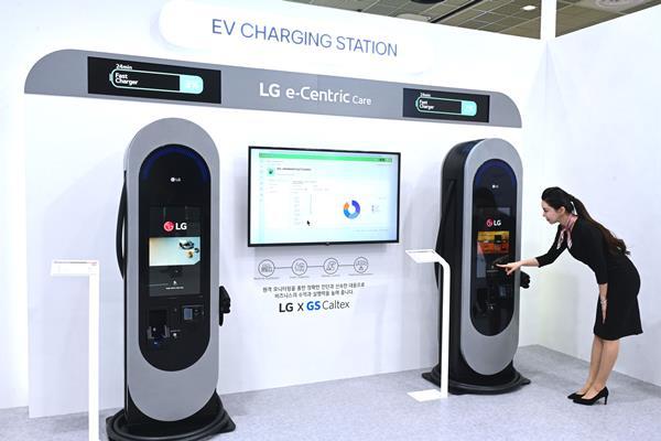 6일부터 사흘간 서울 코엑스에서 열리는 'EV트렌드코리아'에서 LG전자가 주택, 공공 주차장, 충전소 등 다양한 공간에 최적화한 전기차 충전 솔루션을 선보였다. 모델이 24형 터치 스크린이 탑재된 LG전자의 200kW 급속 충전기를 체험하고 있다. ⓒ 파이낸셜데일리 / LG전자