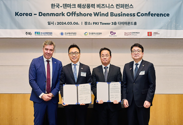 6일 대만 펑미아오 해저케이블 우선협상대상자 선정식에서 관계자들이 기념 촬영을 하고 있다. (맨 왼쪽부터)라스 아가르드(Lars Aagaard) 덴마크 에너지기후부 장관, 유태승 COP 한국대표, 김민식 LS전선 해저해외영업팀장, 최남호 산업통상자원부 차관. ⓒ 파이낸셜데일리 / LS전선